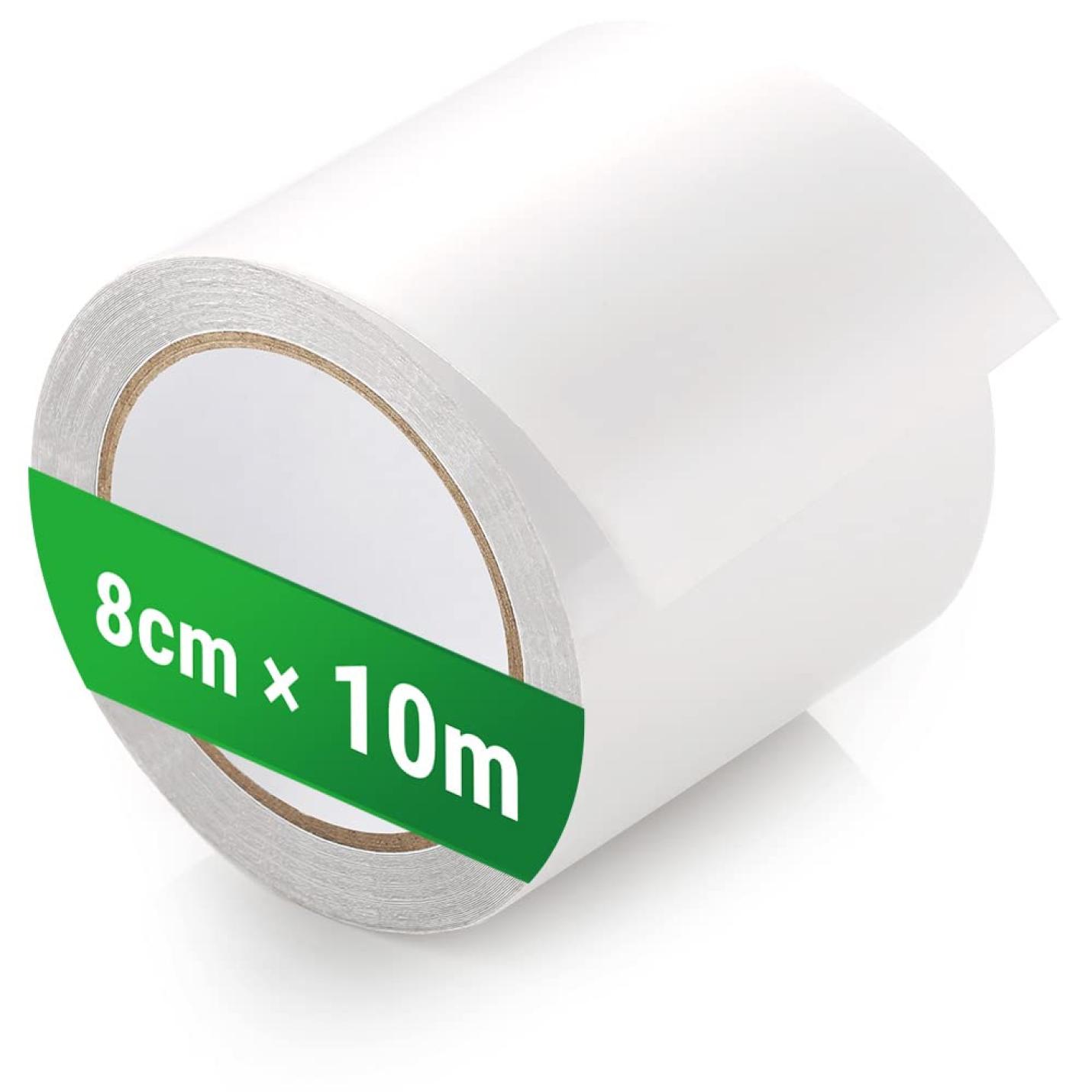 Een rol witte waterdichte tenttape met een groen label met de afmetingen "8 cm x 10 m" tegen een witte achtergrond.