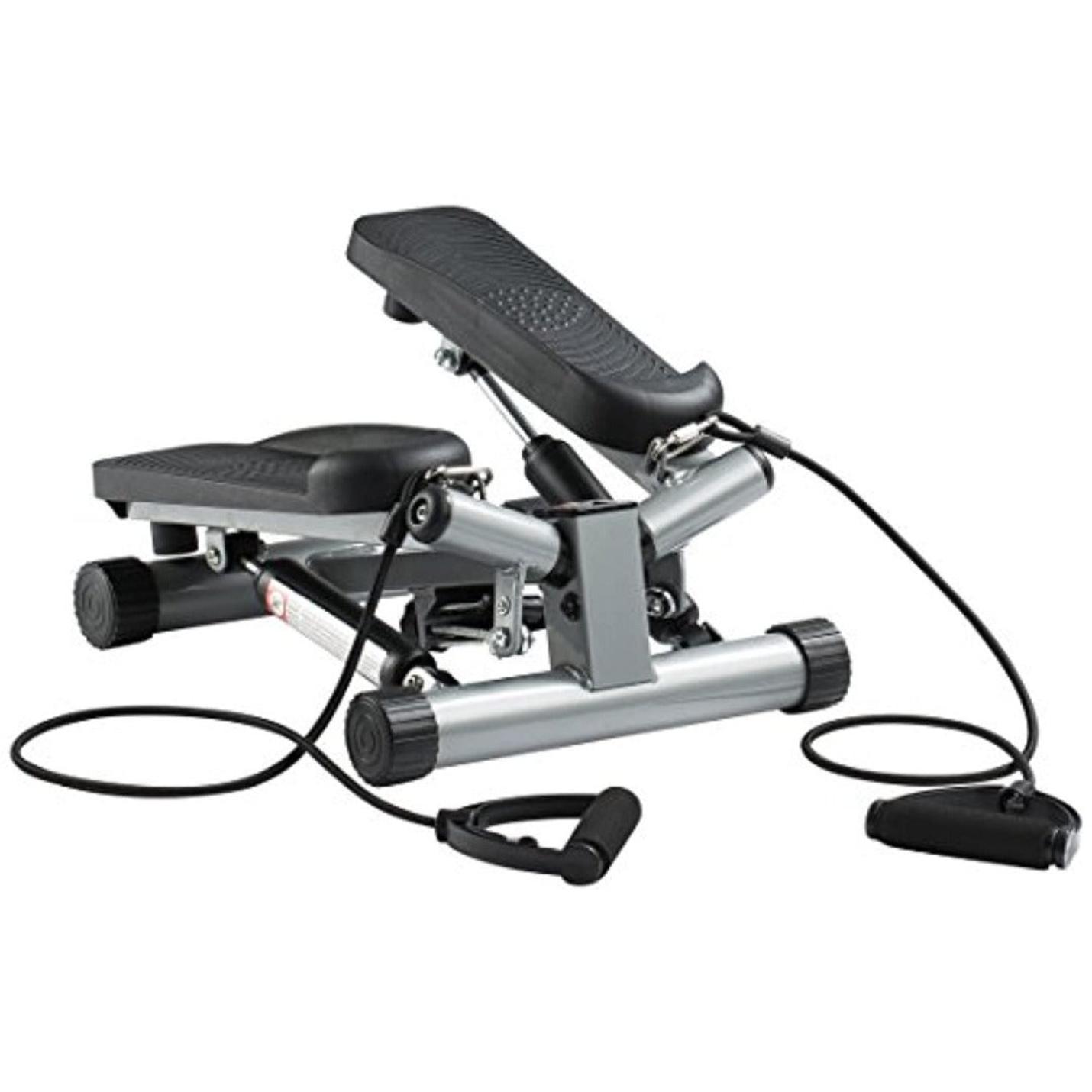 Een compacte, zwart-zilveren Verleiding in beweging: De complete workout-stepper voor een fitter lichaam met weerstandsbanden en digitale monitor voor een complete workout.