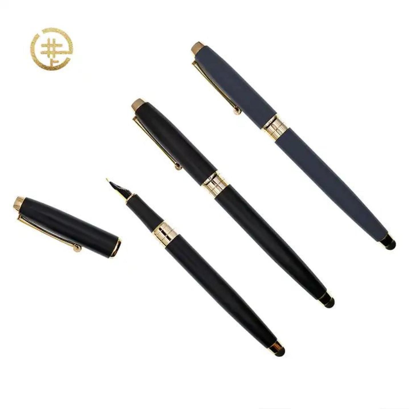 Een set luxe zwarte en gouden vul- en rollerballpennen met doppen, weergegeven op een witte achtergrond, vervaardigd uit hoogwaardige materialen. Upgrade uw schrijfervaring met de luxe acryl vulpen.