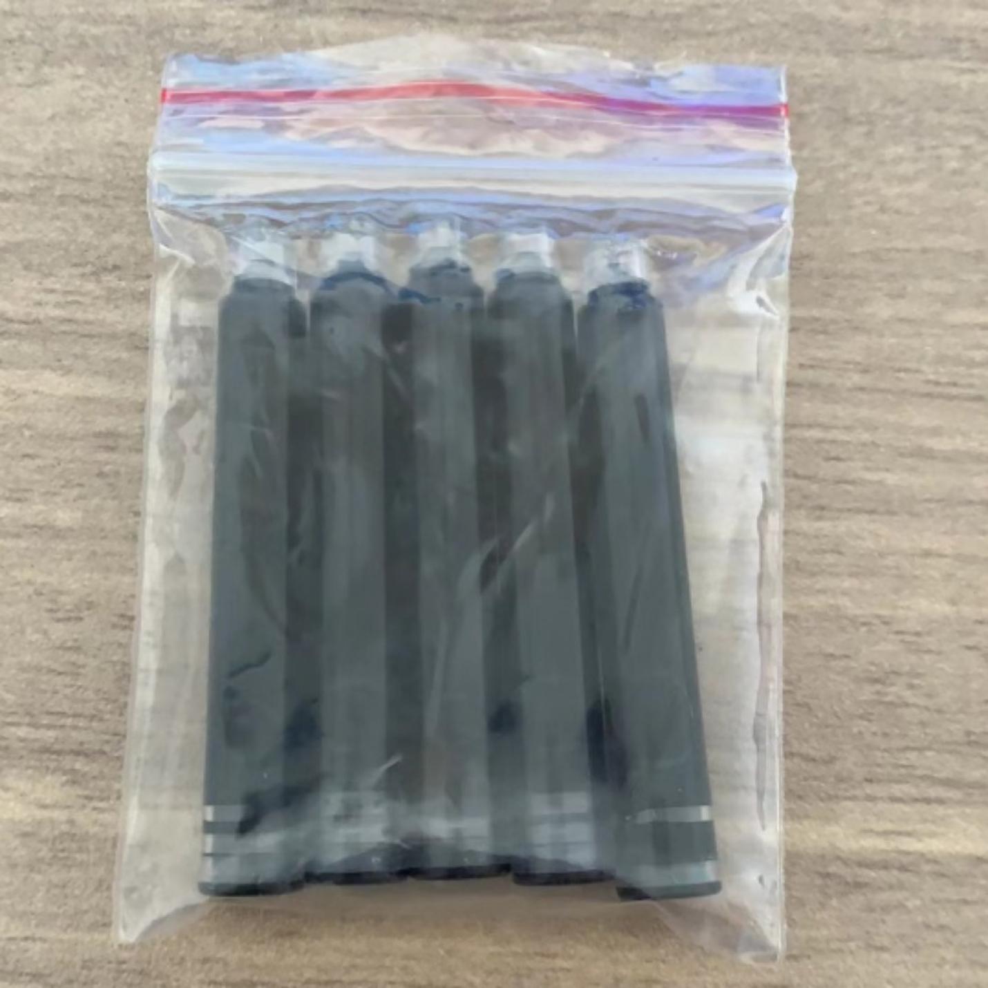 Verzegelde plastic zak met daarin meerdere Upgrade uw schrijfervaring met deze 2,6 mm/3,4 mm vulpeninktcartridges voor een unieke schrijfervaring.