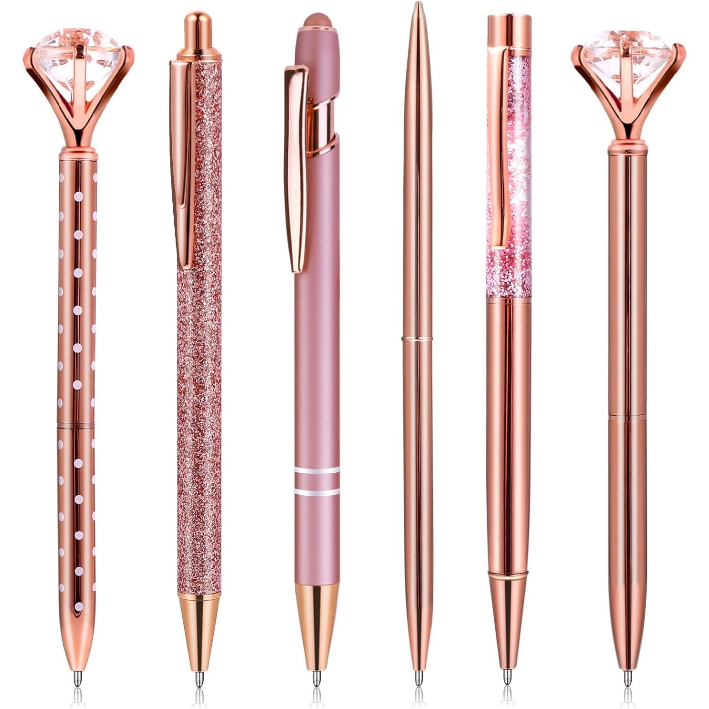 Verleidelijke balpenset: Voeg een elementaire glamour toe aan uw schrijfwerk met deze set van vijf gestileerde roségouden balpennen met decoratieve elementen en accenten die lijken op edelstenen.