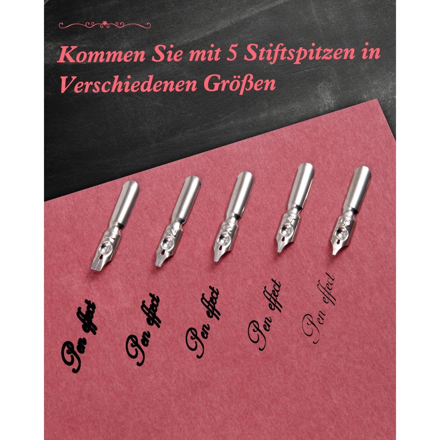 Vijf Verleidelijke kalligrafie penpunten met verschillende maten weergegeven op een roze achtergrond, vergezeld van Duitse tekst die zich vertaalt naar "wordt geleverd met 5 penpunten in verschillende maten", waardoor het een ideale beginners kall is