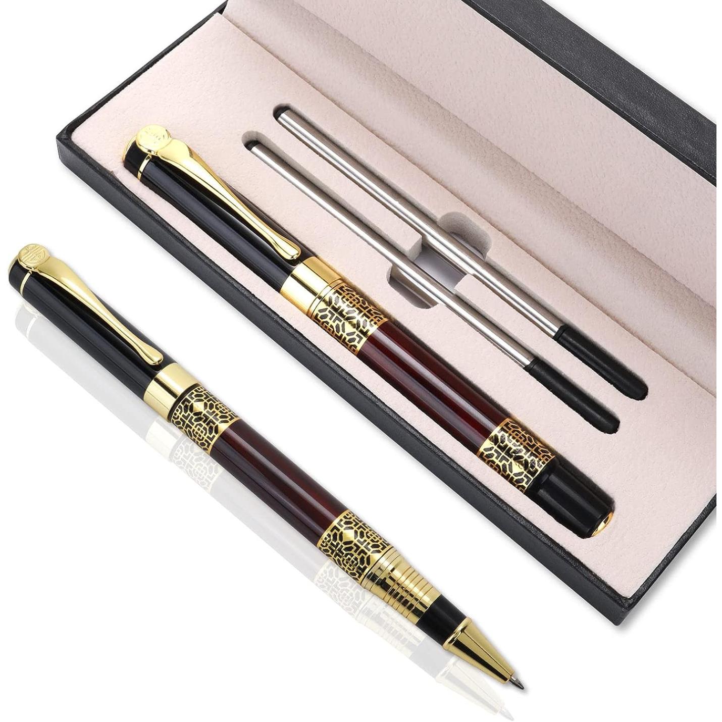 Een elegante Verleidelijke luxe balpenset, weergegeven in een doos, bestaande uit een vulpen, rollerbalpen en balpen met gouden accenten en een comfortabele grip.