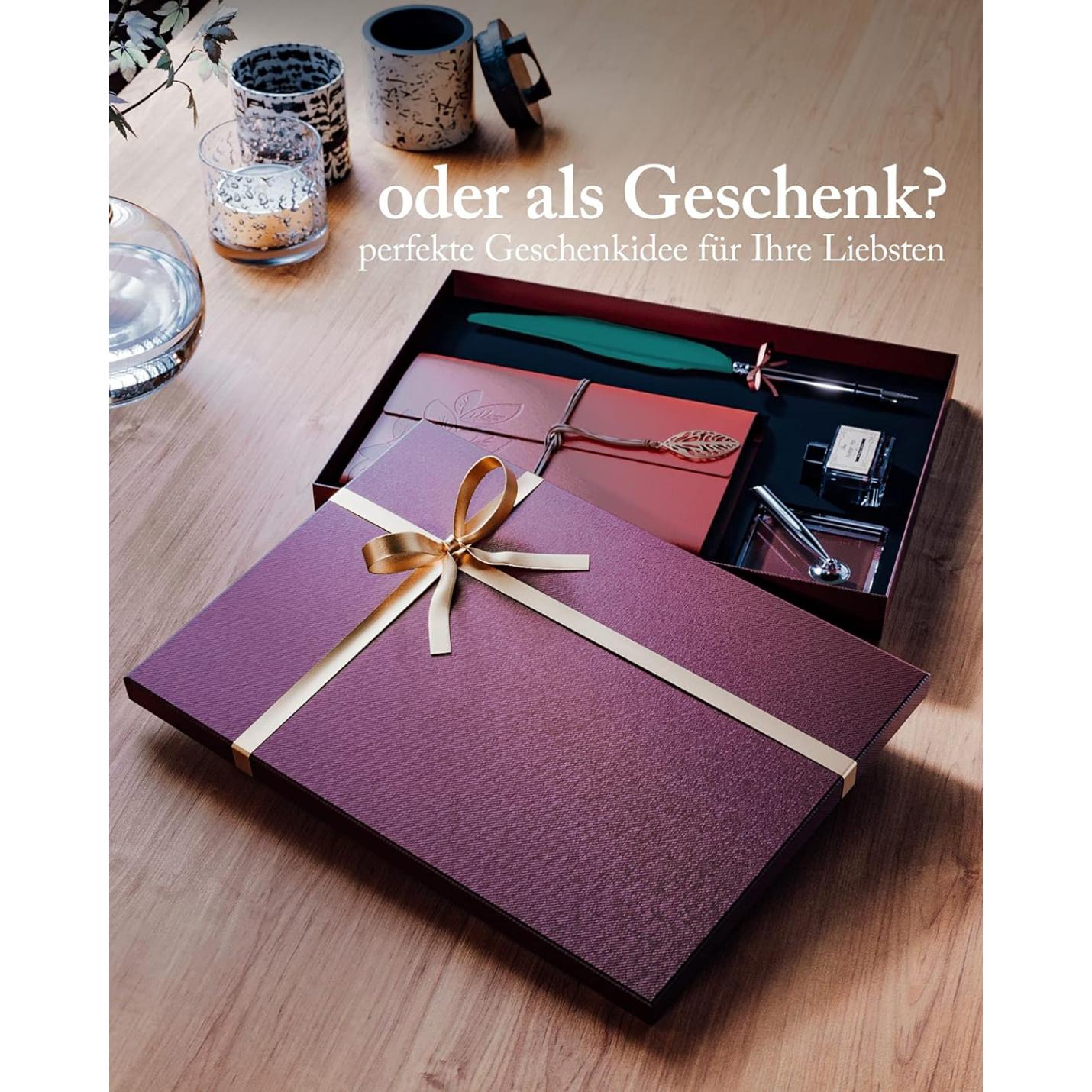 Een elegante geschenkdoos met daarin een Verleidelijke pennenset: Ontdek de magie van kalligrafie en een notitieboekje op een houten ondergrond, wat een verfijnd cadeau-idee suggereert.