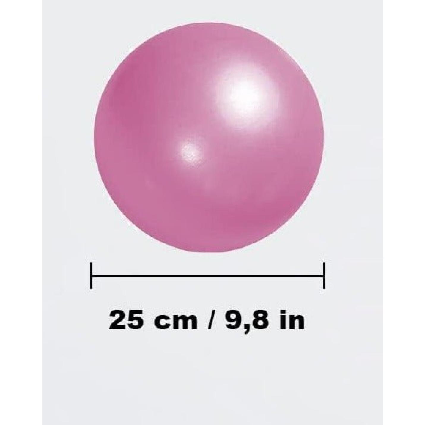 Versterk je core en verbetering je balans met onze Roze pilates bal met een diameter van 25 cm / 9.8 in fysieke tegen een lichte achtergrond.