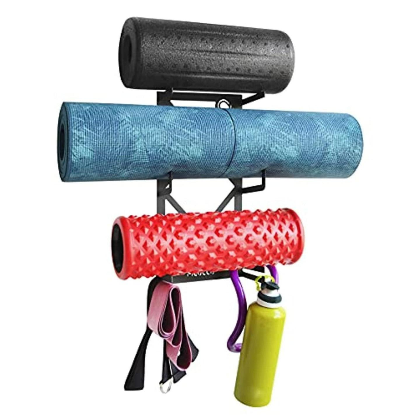 Wandrek met daarin drie foamrollers in de kleuren zwart, blauw en rood, plus ophangweerstandsbanden en een gele waterfles, die dient als een ideale stijlvolle oplossing voor georganiseerde yogaaccessoires - Ontdek onze yoga wandhouder!.