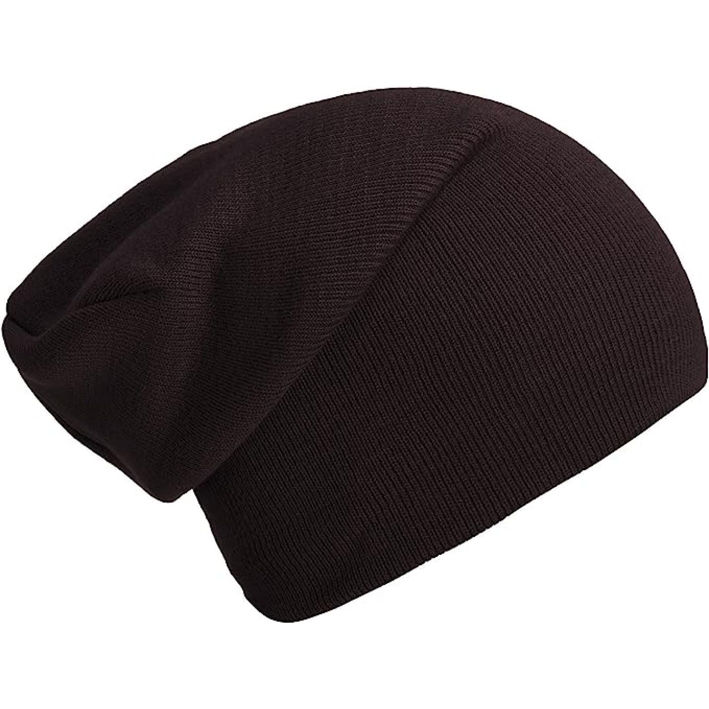 Een zwarte Slouch beanie op een witte achtergrond.