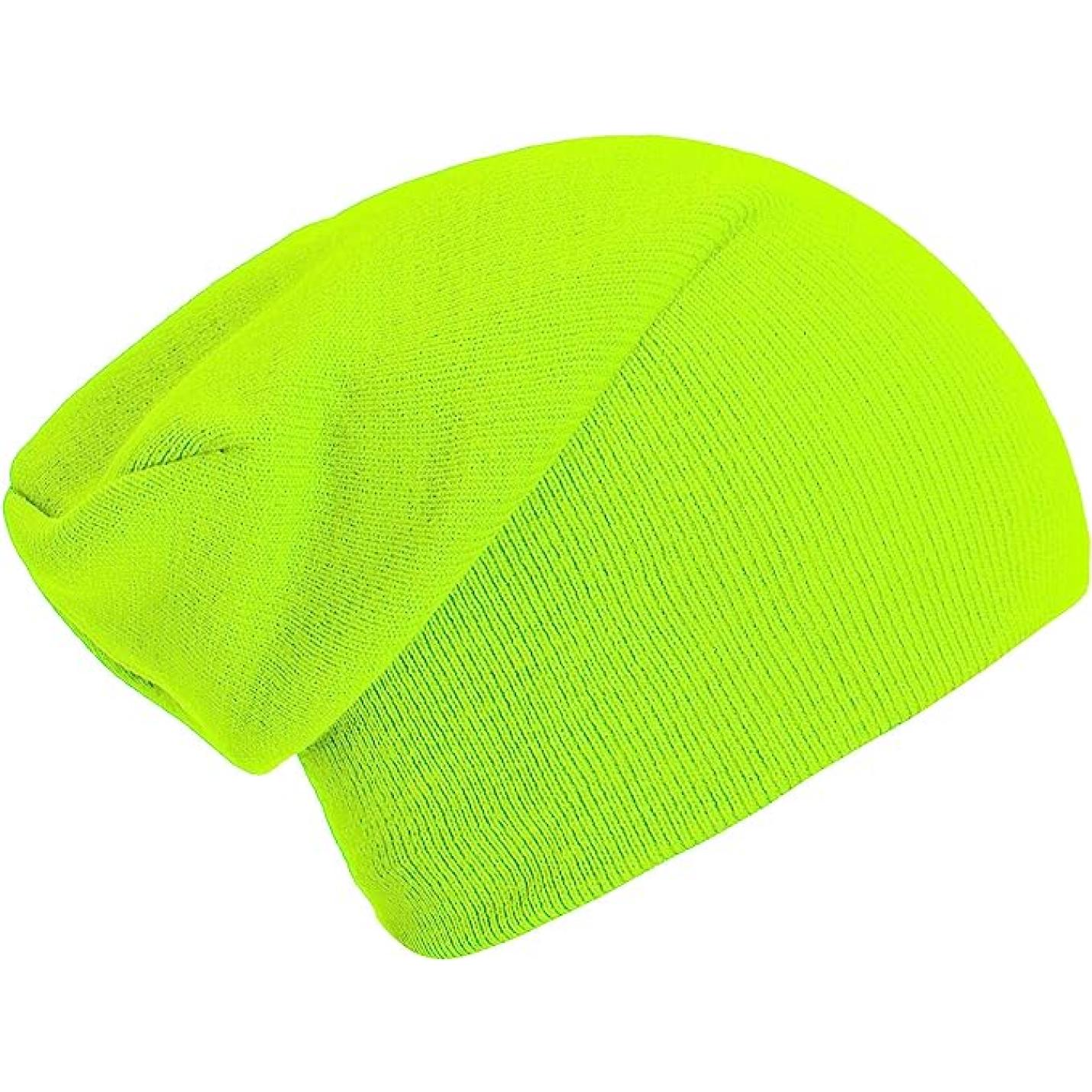 Neon groene slouch mutsen gebreide muts geïsoleerd op een witte achtergrond.