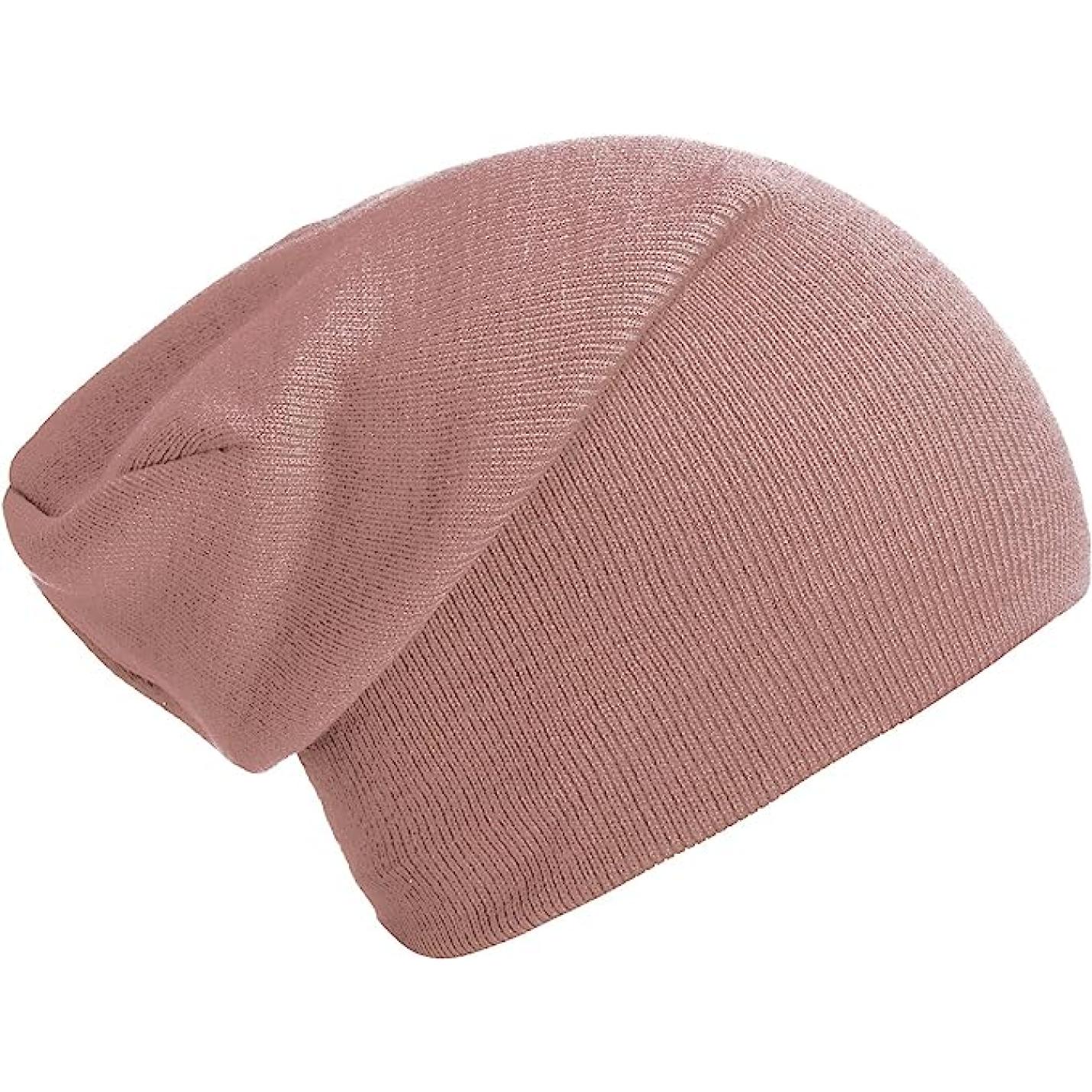 Een warme Slouch beanie in de vorm van een roze slouch beanie tegen een witte achtergrond.