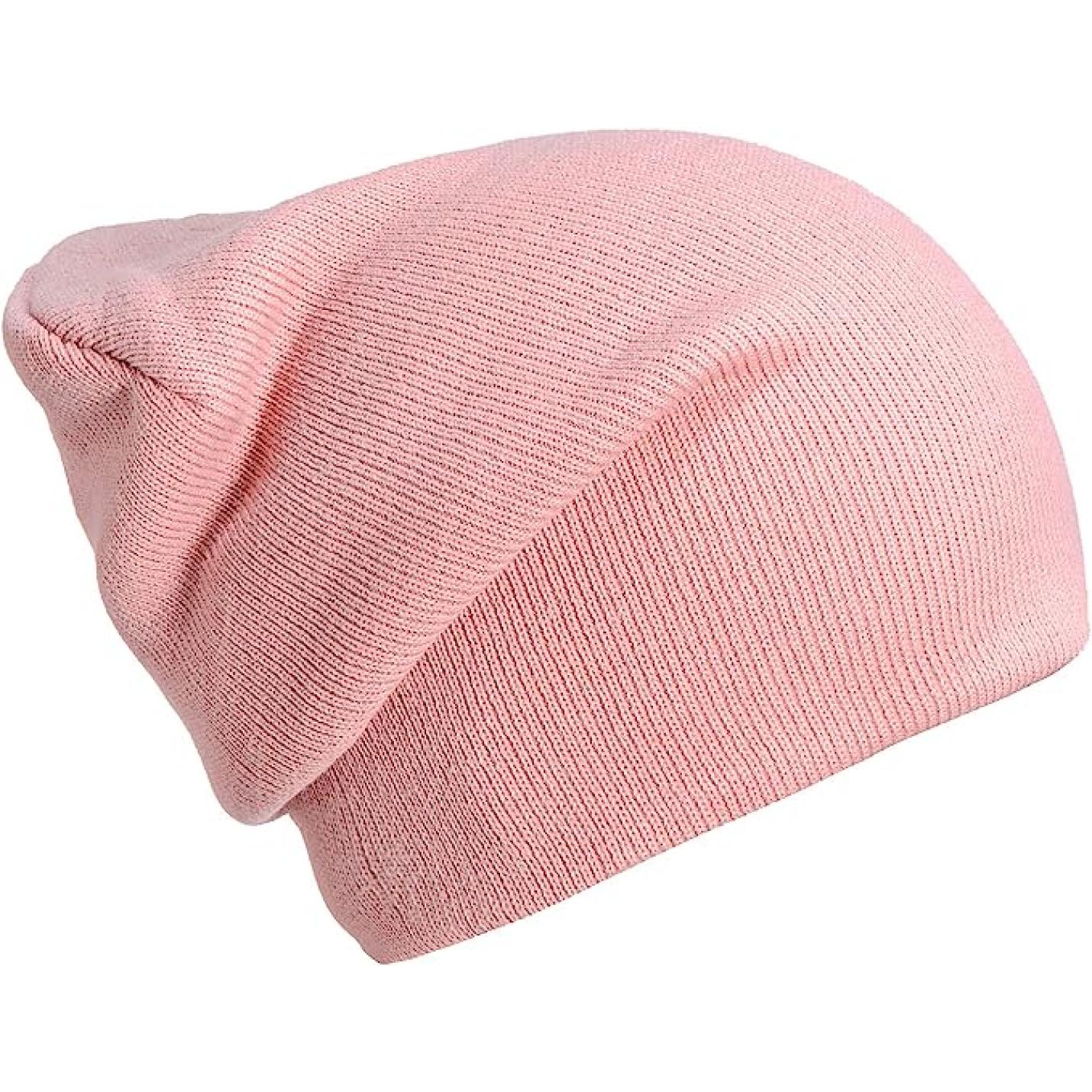 Een roze gebreide perfecte wintermuts voor dames en heren muts op een witte achtergrond.