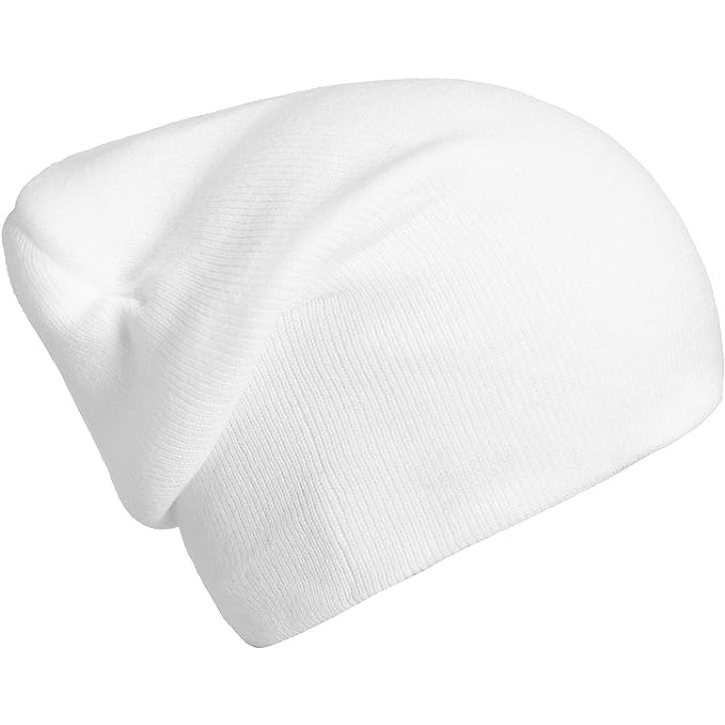 Witte gebreide slappe muts op een witte achtergrond.
Slouch beanies: de perfecte wintermuts voor dames en heren op een witte achtergrond.