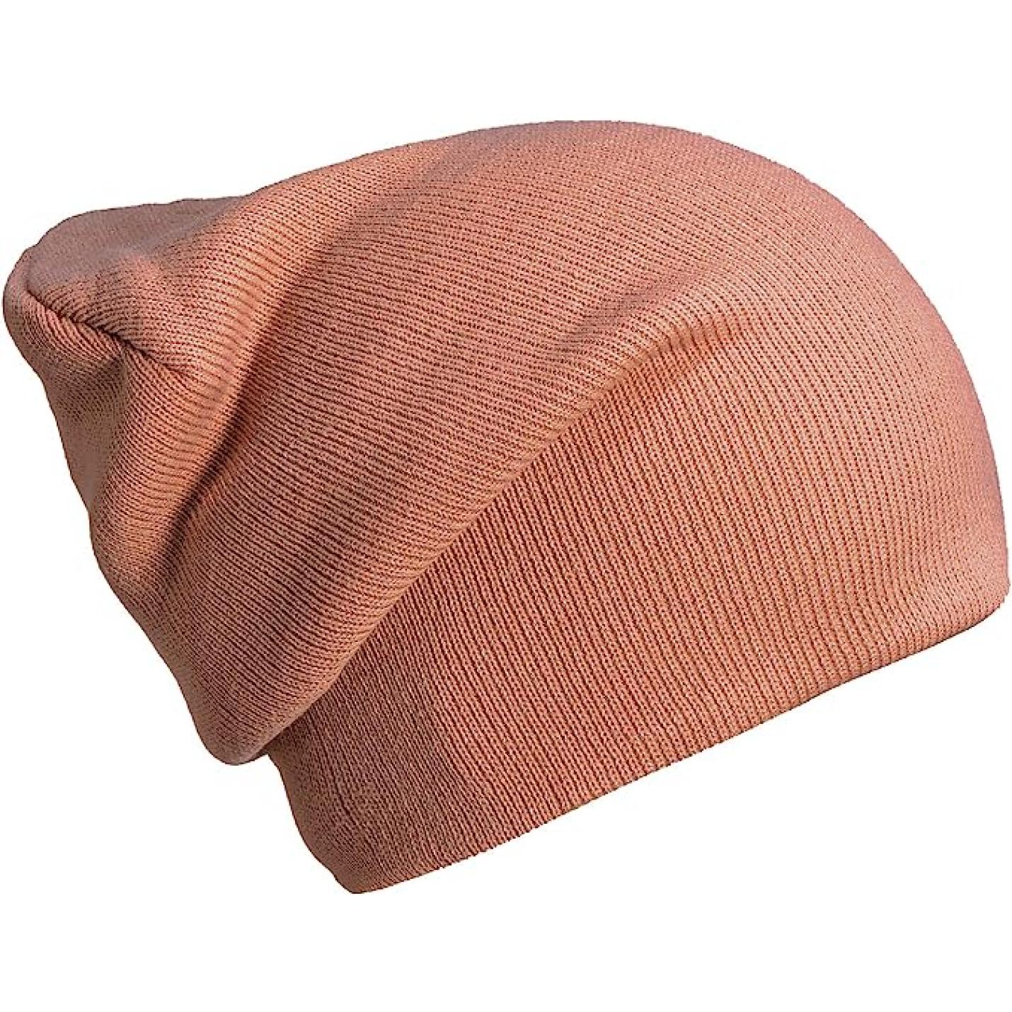 Een slouch beanies perzikkleurige gebreide muts op een witte achtergrond.