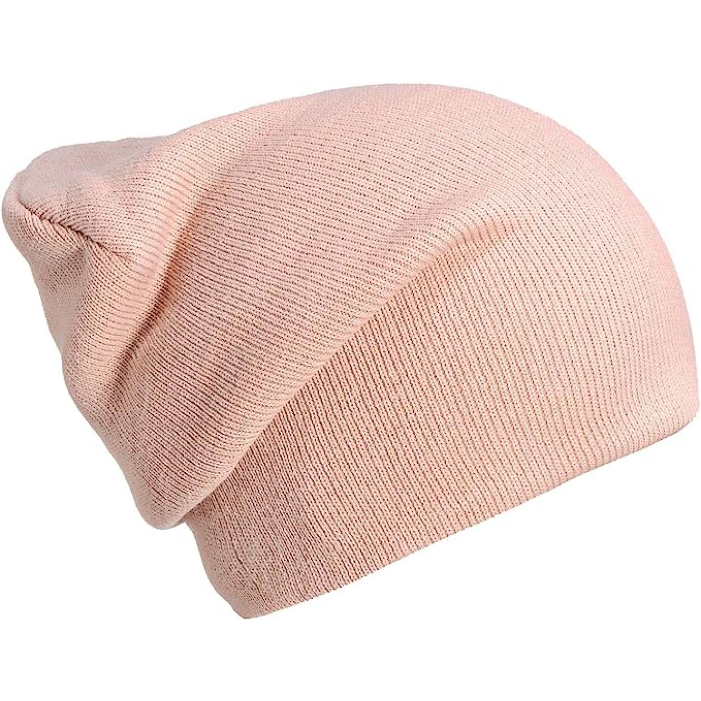 Een roze, gebreide slouch beanie met een comfortabele pasvorm op een witte achtergrond.