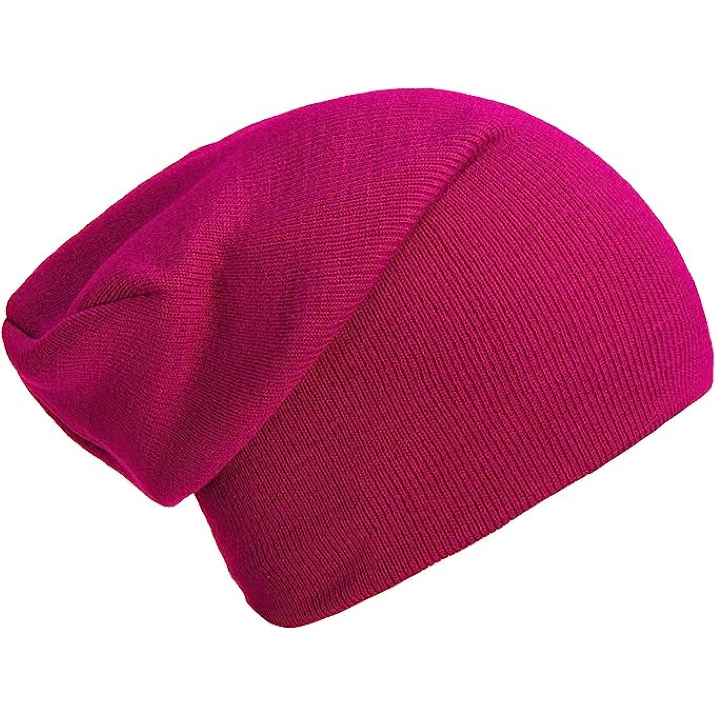 Een roze Slouch beanie op een witte achtergrond.