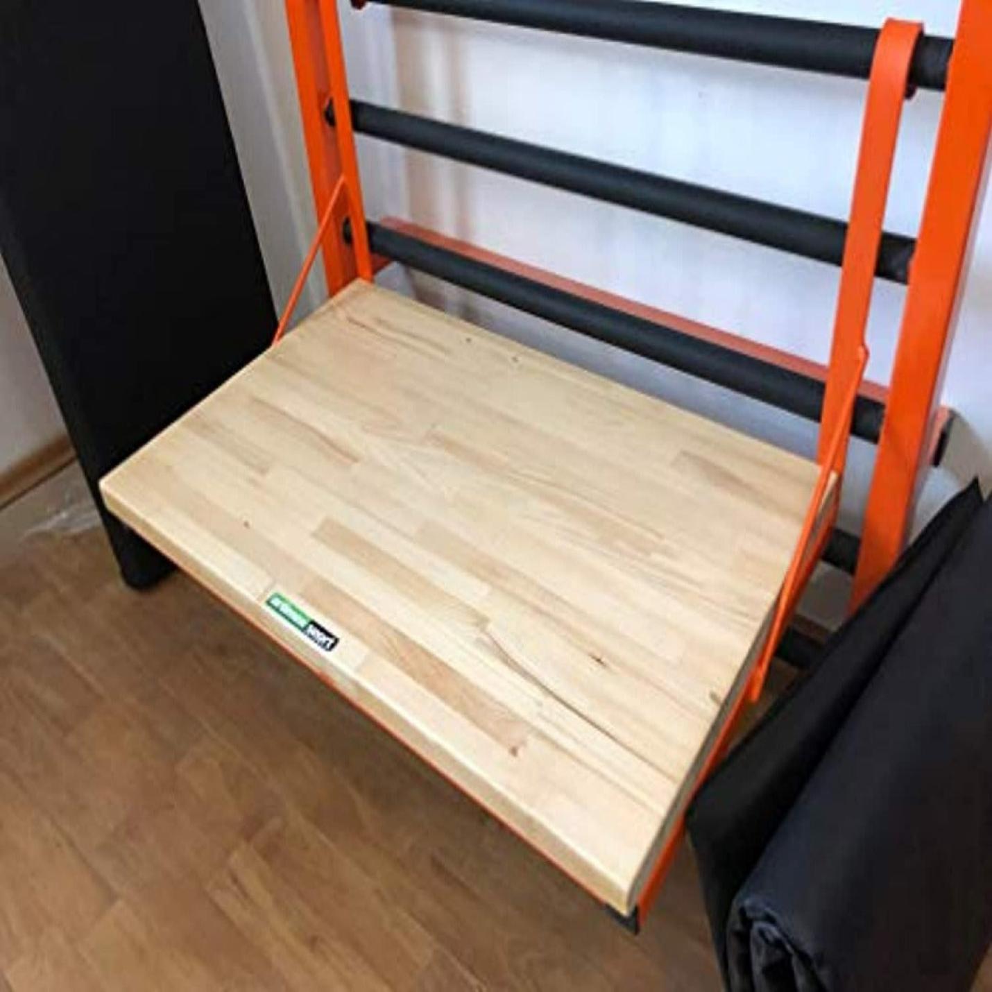 Een houten platform bevestigd aan een opvouwbaar Ontketen je innerlijke kracht met onze algemene metalen trainingsset voor gymnastiekframe, onderdeel van een draagbare fitnessapparatuur rolstoelhelling.