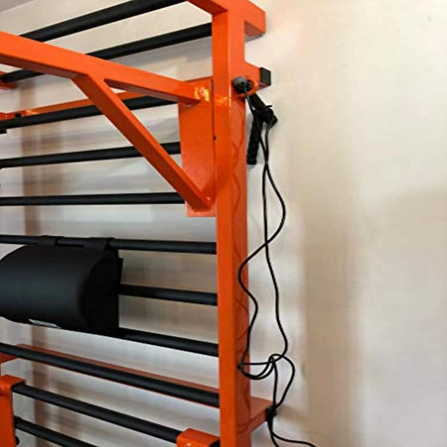 Oranje metalen stellingkast met zwarte koorden die hangen en een cilindervormig zwart object, mogelijk onderdeel van de Ontketen je interne kracht met onze veelzijdige metalen workout set voor gymnastiek!, op een van de planken.