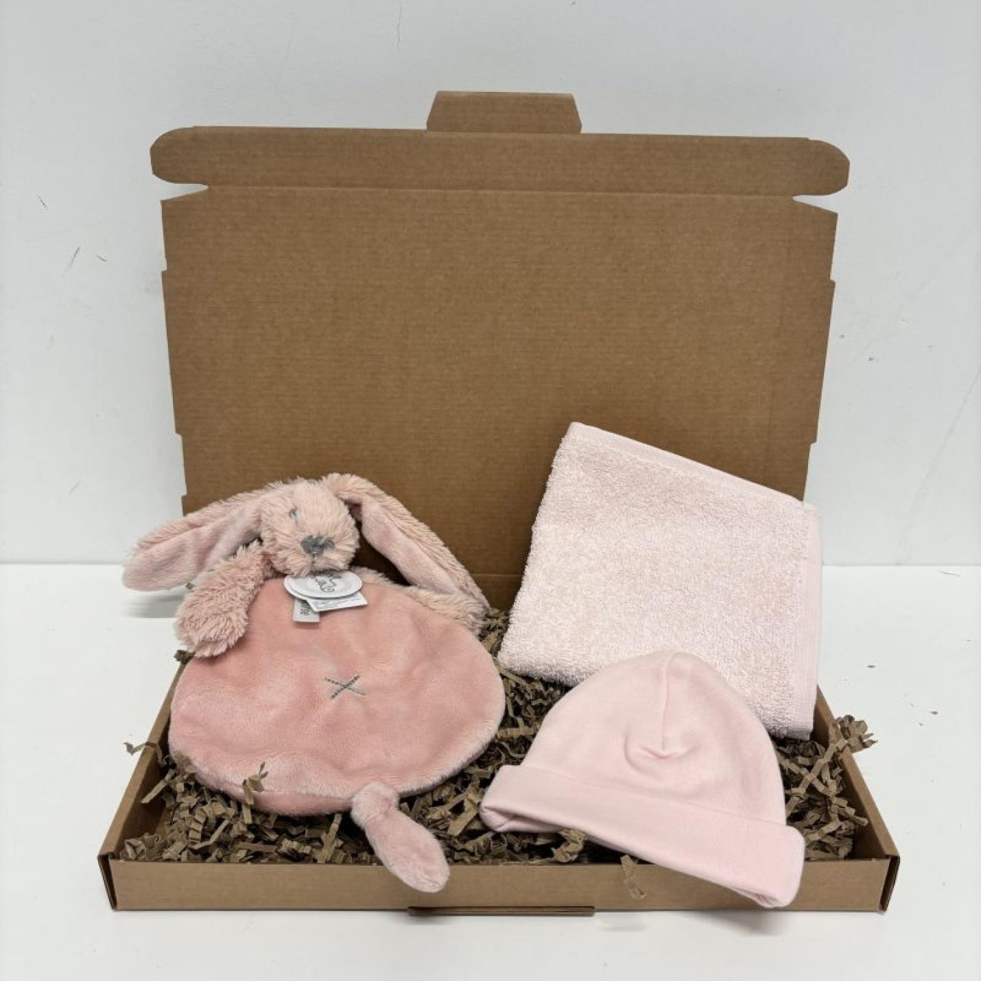 Cadeauset klein Roze Muts is bruine doos met roze platte knuffel konijn, baby roze muts en roze spuugdoekje