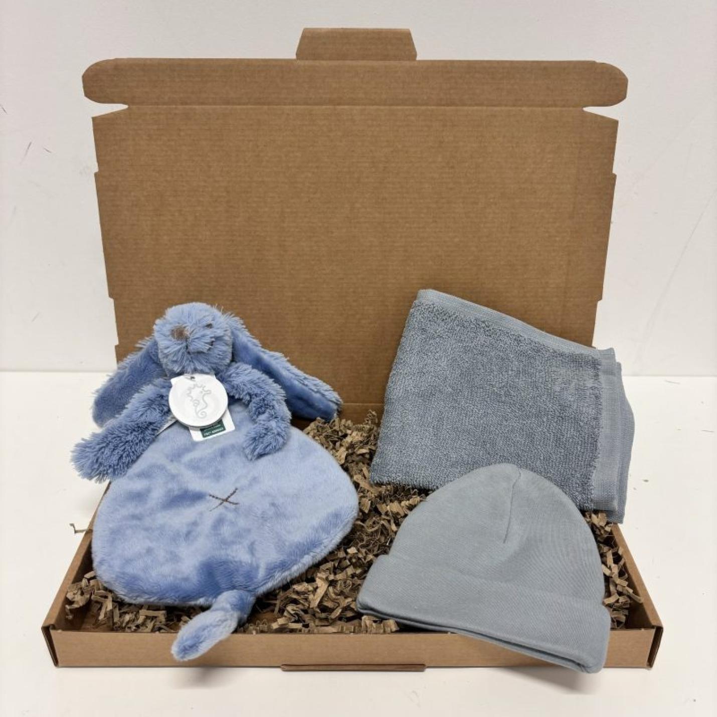 Cadeauset klein Blauw/Grijs Muts in bruine doos met platte blauwe knuffelkonijn, blauw baby muts en grijs spuugdoekje