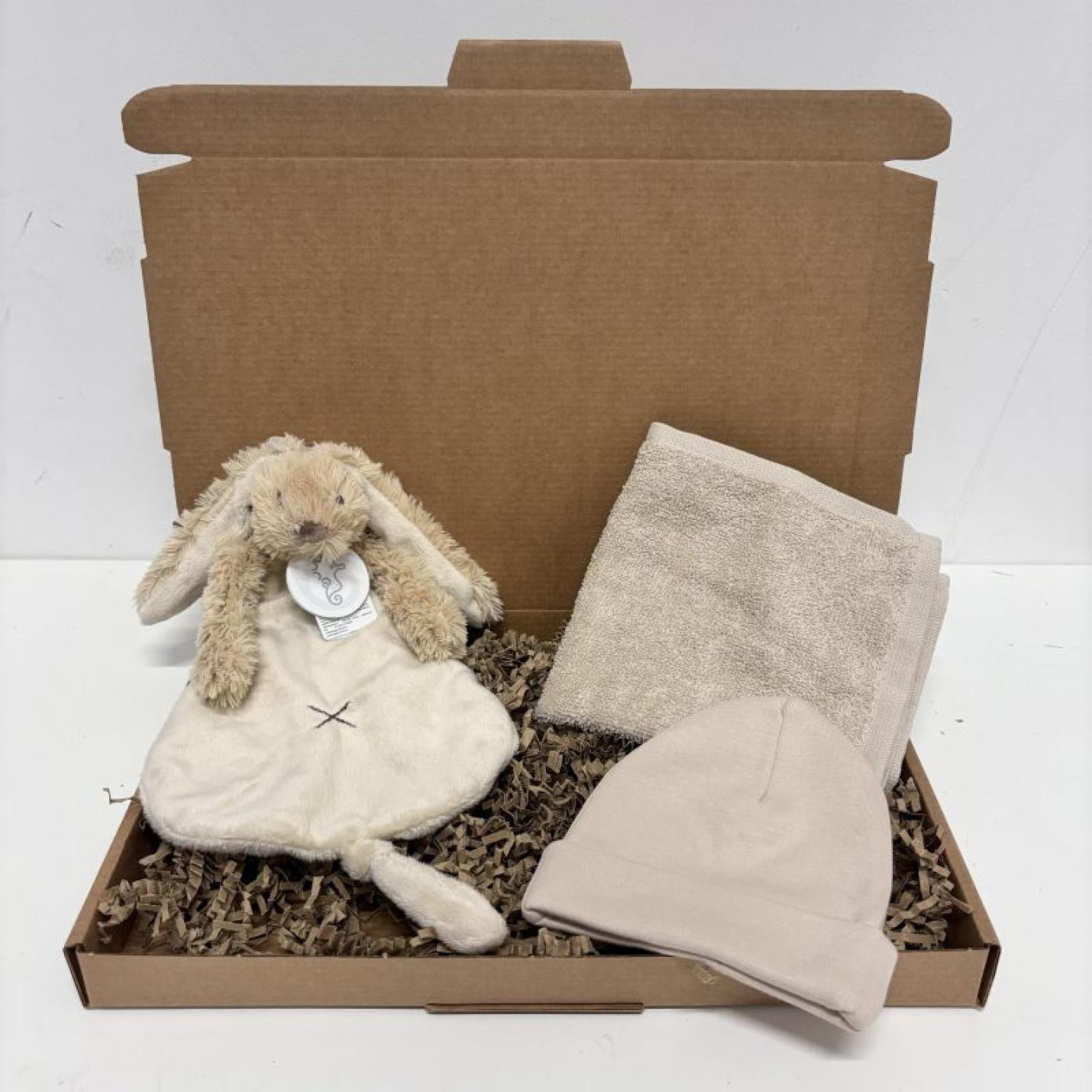 Cadeauset klein Beige Muts in bruine doos met platte beige knuffelkonijn, beige baby muts en beige spuugdoekje