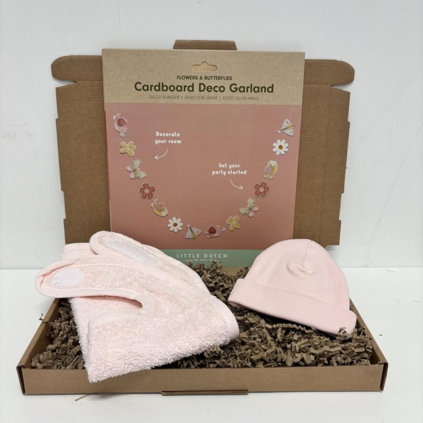 Cadeauset klein Decoslinger Roze is bruine doos met decislinger bloemen en vlinders, roze slab en roze baby muts