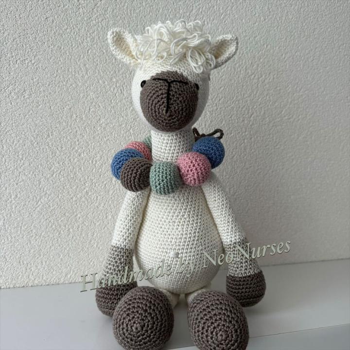 Alpaca Anouk Ecru met ketting en gestreepte muts